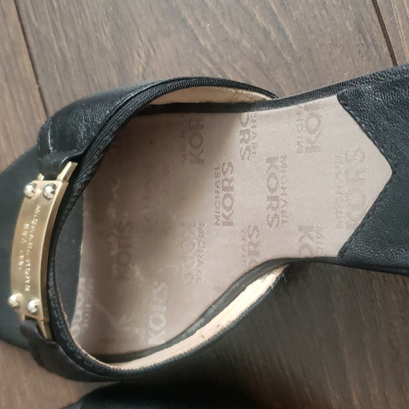 Michael Michael Kors Kitten Heel Leather Slip on. - Picture 10 of 10